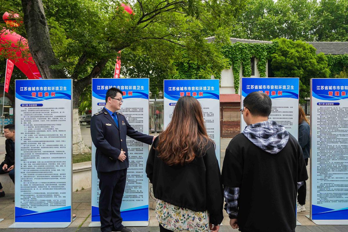 镇江市城管系统开展《江苏省城市市容和环境卫生 管理条例》集中宣传